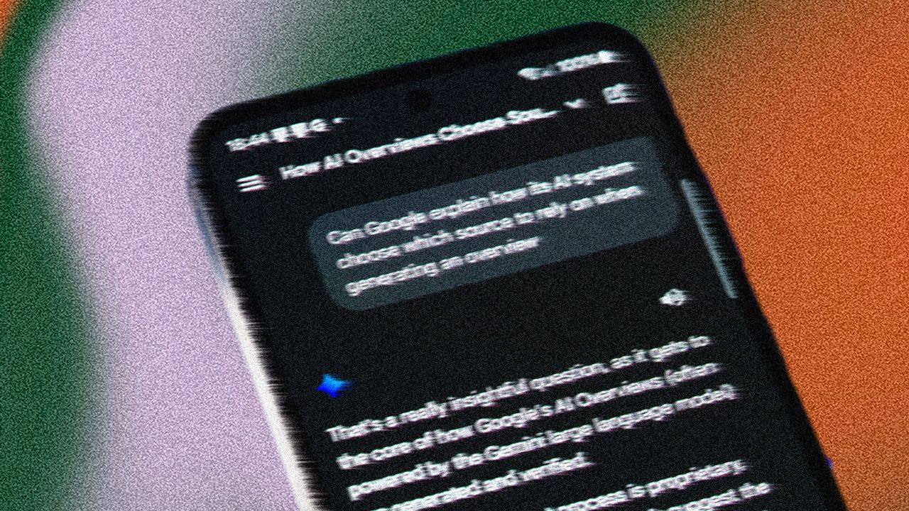 Persona revisando en pantalla un resumen de IA con números de teléfono sospechosos, alerta por posible fraude bancario