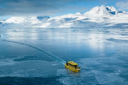 Rompehielos chino Xuelong 2 navegando entre hielo ártico durante expedición científica con posibles fines militares