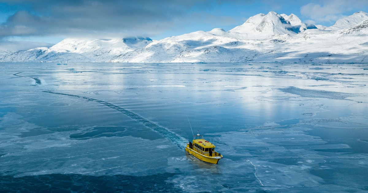 Rompehielos chino Xuelong 2 navegando entre hielo ártico durante expedición científica con posibles fines militares