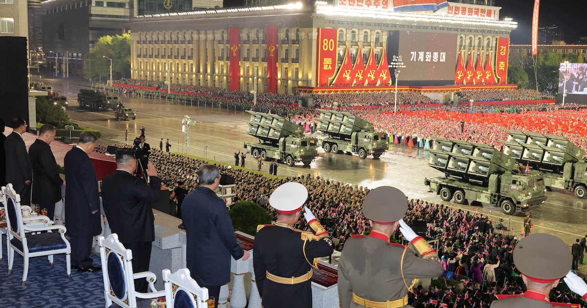 Kim Jong-un en el congreso del partido norcoreano, rodeado de la élite militar, con misiles balísticos de fondo simbolizando su arsenal nuclear irreversible