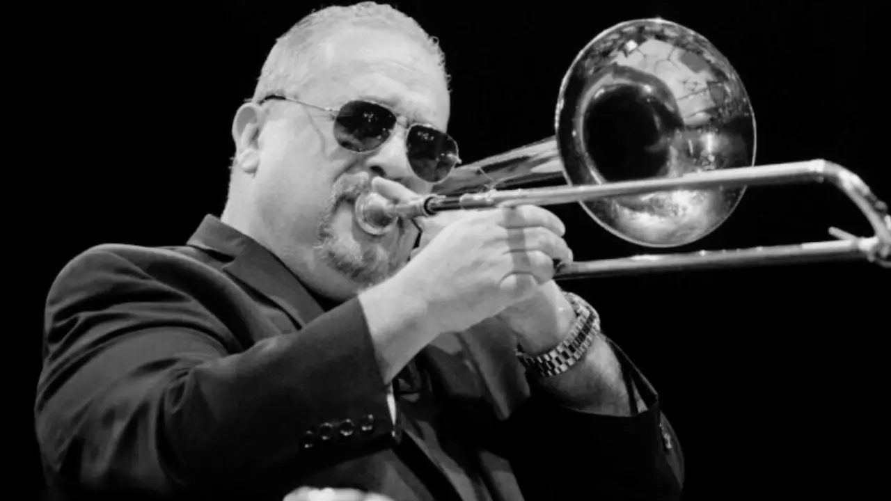 Willie Colón tocando el trombón en un escenario, símbolo de la revolución musical que definió la salsa moderna