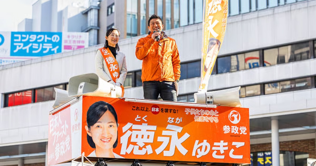 Líderes de partidos emergentes en Japón debatiendo propuestas disruptivas frente a una multitud en Shibuya, con carteles de Sanseito, PPD y Equipo Futuro