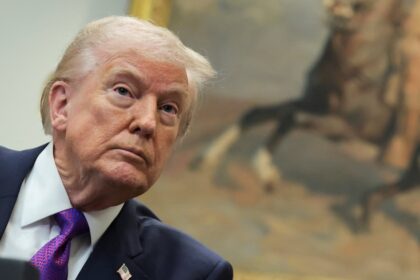 Billete de 100 dólares con un cheque de reembolso fiscal de US$3.800 sobre una mesa, simbolizando el plan económico de Trump para 2026