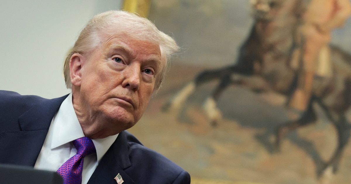 Billete de 100 dólares con un cheque de reembolso fiscal de US$3.800 sobre una mesa, simbolizando el plan económico de Trump para 2026