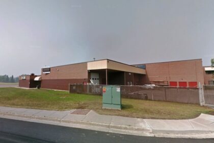Escena de emergencia en escuela secundaria de Tumbler Ridge tras tiroteo con 10 muertos y 25 heridos, con presencia policial y ambulancias