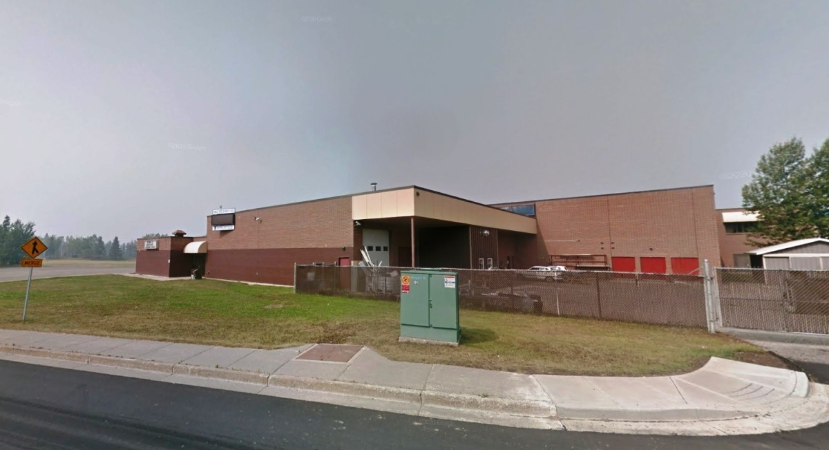 Escena de emergencia en escuela secundaria de Tumbler Ridge tras tiroteo con 10 muertos y 25 heridos, con presencia policial y ambulancias