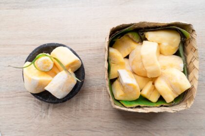Masa de yuca recién rallada con chía hidratada, lista para preparar arepas, tortillas o waffles sin gluten en 60 minutos
