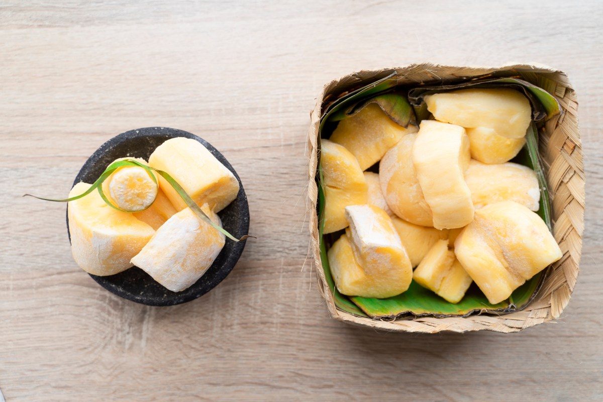 Masa de yuca recién rallada con chía hidratada, lista para preparar arepas, tortillas o waffles sin gluten en 60 minutos