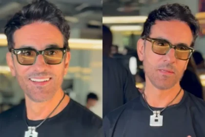 Actor con corte de cabello corto y moderno que resalta su estructura facial, eliminando volumen en sienes y nuca para un efecto juvenil