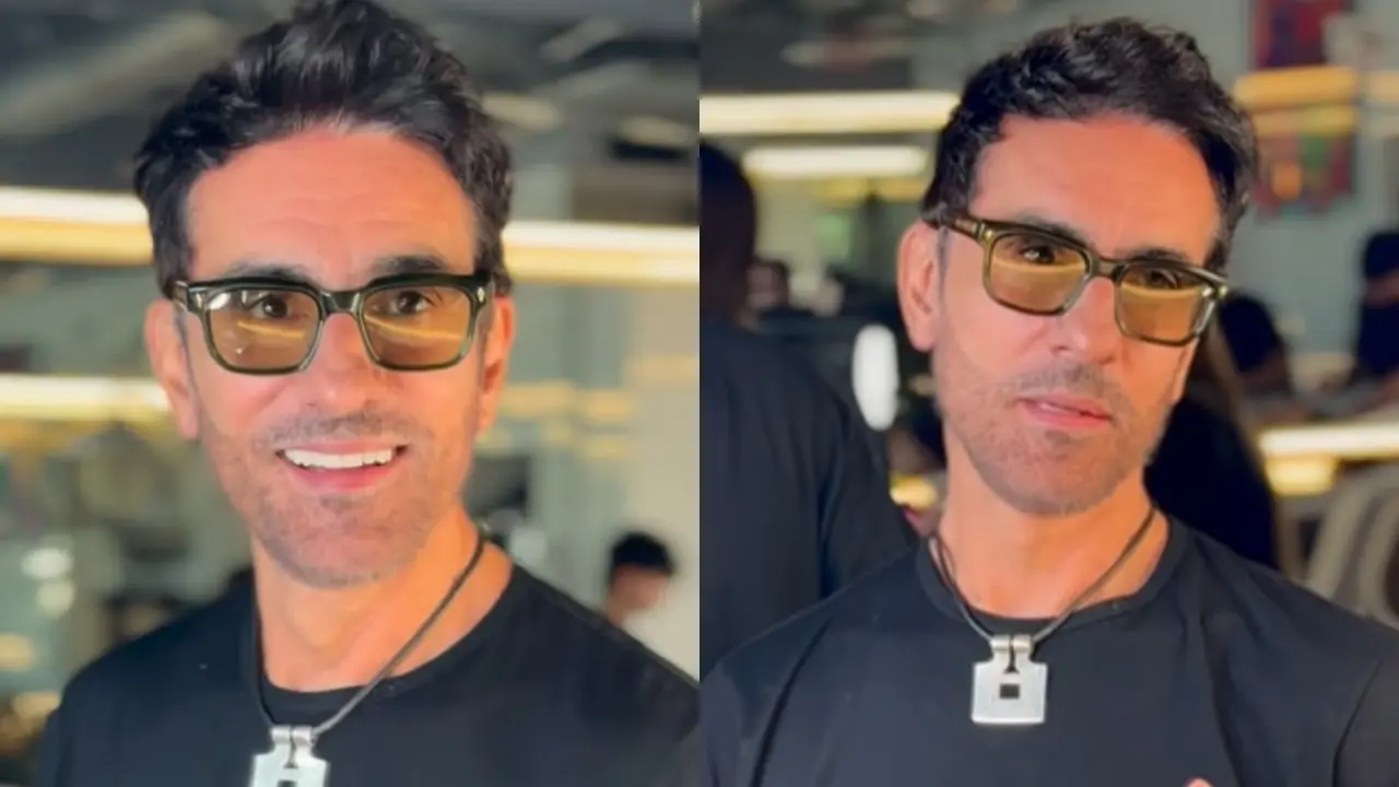 Actor con corte de cabello corto y moderno que resalta su estructura facial, eliminando volumen en sienes y nuca para un efecto juvenil