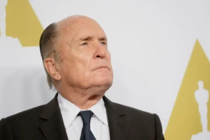 Robert Duvall como Tom Hagen en 'El Padrino' junto a Marlon Brando, en una escena icónica del cine