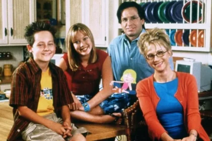 Robert Carradine como Sam McGuire en Lizzie McGuire, recordado por su lucha contra el trastorno bipolar y su legado actoral