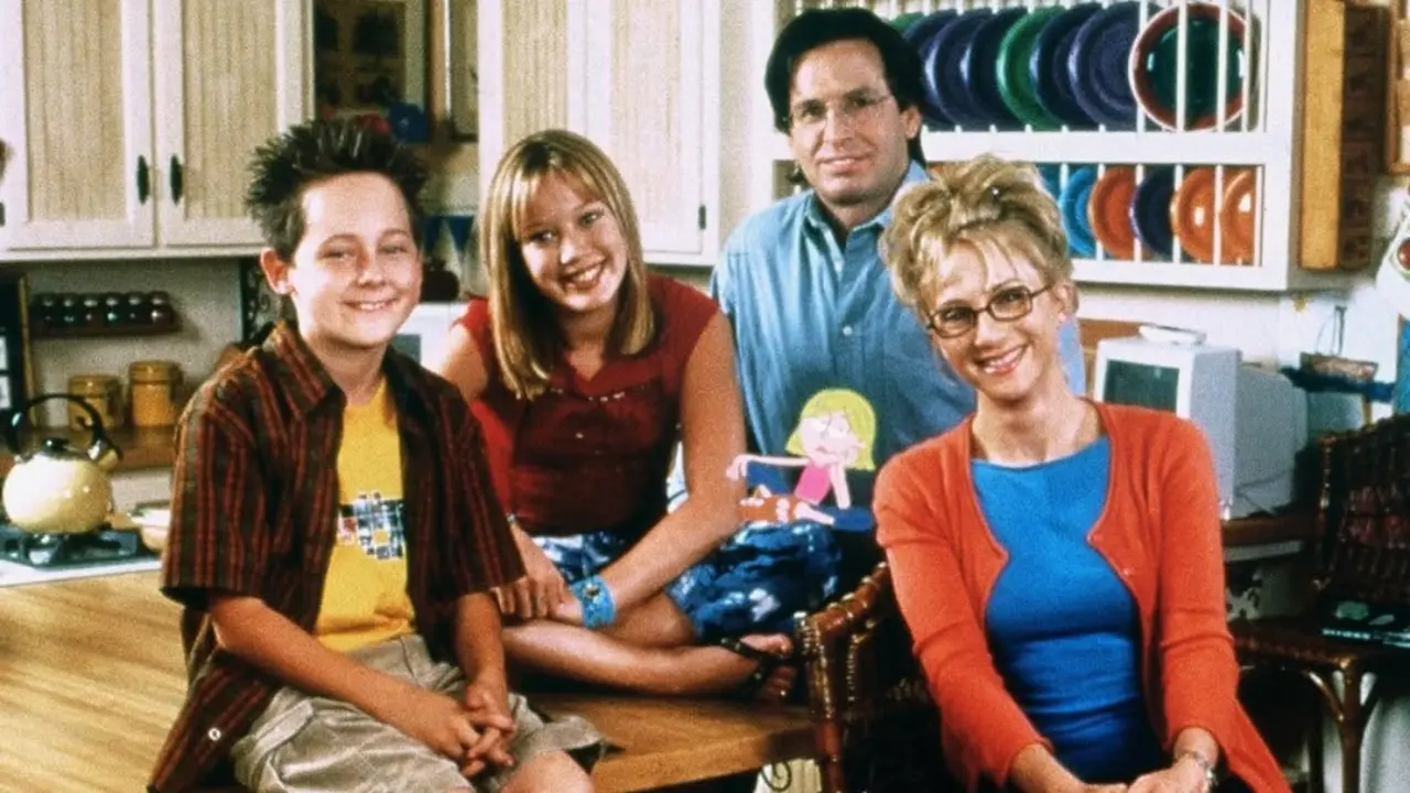 Robert Carradine como Sam McGuire en Lizzie McGuire, recordado por su lucha contra el trastorno bipolar y su legado actoral