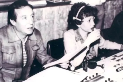 Carmen Ochoa junto a Roberto Gómez Bolaños en una foto detrás de cámaras de 'El Chavo del 8', rodeada de guiones y material de producción
