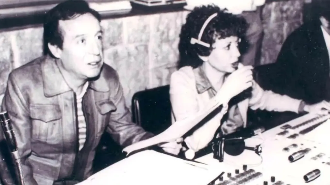 Carmen Ochoa junto a Roberto Gómez Bolaños en una foto detrás de cámaras de 'El Chavo del 8', rodeada de guiones y material de producción