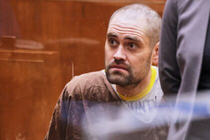 Nick Reiner con uniforme de presidiario durante audiencia por el brutal asesinato de sus padres, Rob y Michelle Reiner, en Los Ángeles