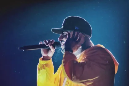Nicky Jam en el escenario del estadio El Campín de Bogotá durante su concierto histórico en 2026, rodeado de luces y fans