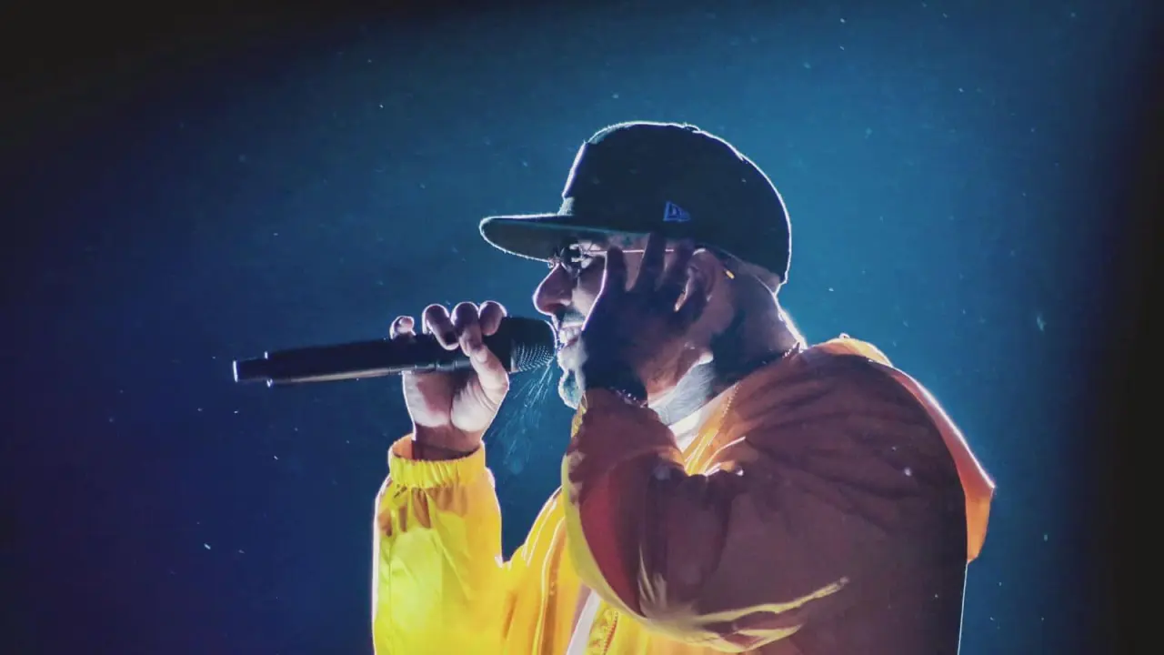Nicky Jam en el escenario del estadio El Campín de Bogotá durante su concierto histórico en 2026, rodeado de luces y fans
