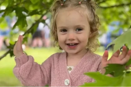 Niña de 4 años en recuperación tras sufrir un derrame cerebral por varicela latente, mostrando resiliencia en su tratamiento
