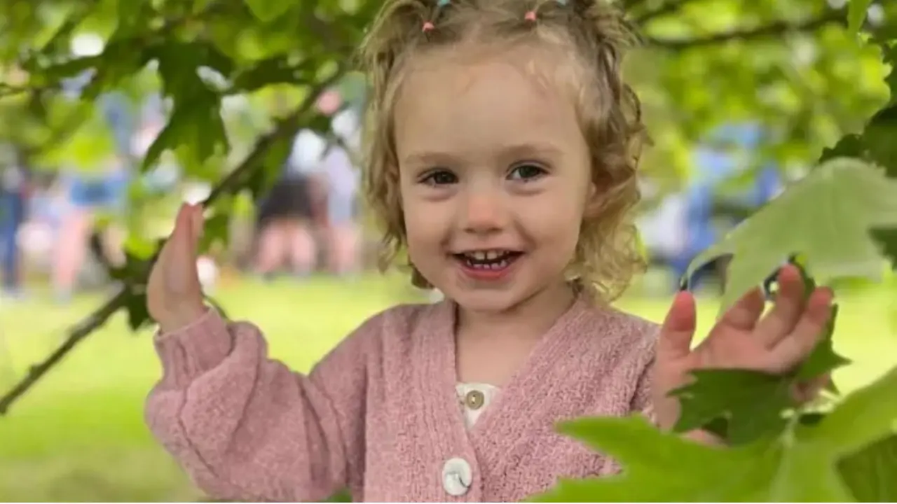 Niña de 4 años en recuperación tras sufrir un derrame cerebral por varicela latente, mostrando resiliencia en su tratamiento