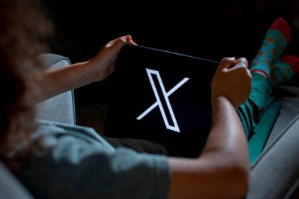 Pantalla de error en la red social X con el mensaje 'cargando...' durante la caída global del 16 de febrero