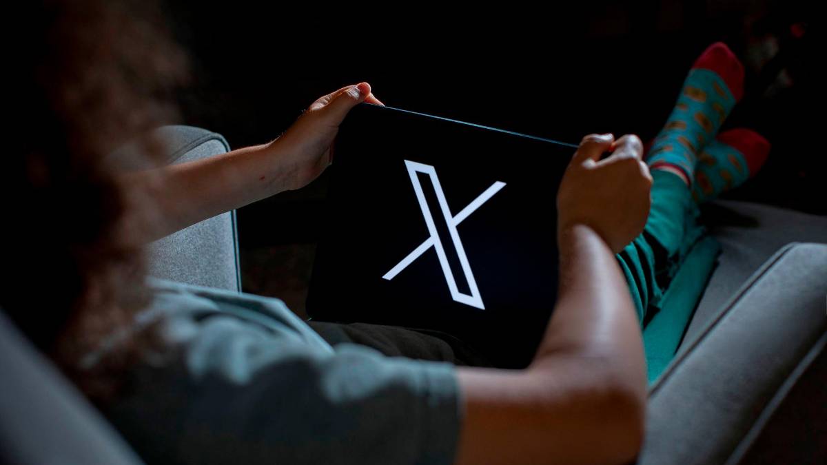 Pantalla de error en la red social X con el mensaje 'cargando...' durante la caída global del 16 de febrero