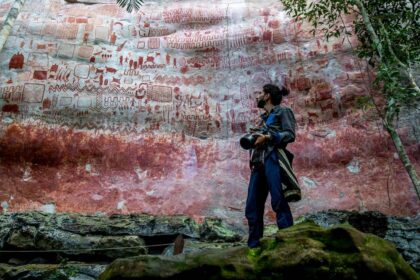 Pintura rupestre de Chiribiquete mostrando un mastodonte junto a humanos en la Amazonía, testimonio de la megafauna extinta
