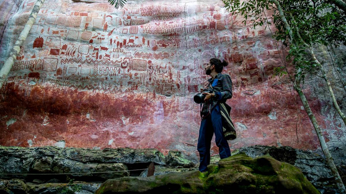 Pintura rupestre de Chiribiquete mostrando un mastodonte junto a humanos en la Amazonía, testimonio de la megafauna extinta