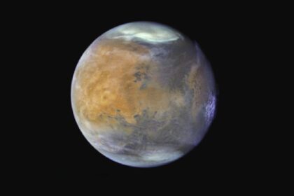 Ilustración científica de una tormenta de polvo en Marte arrastrando vapor de agua hacia la atmósfera superior, con el planeta rojo al fondo