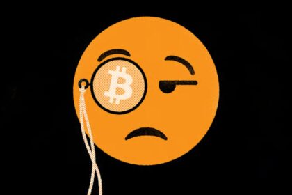 Gráfico de velas rojas mostrando la caída del 45% en el precio de Bitcoin, con flechas señalando liquidaciones masivas y salidas de ETF