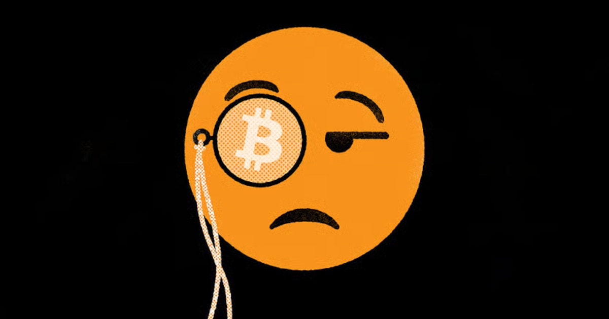 Gráfico de velas rojas mostrando la caída del 45% en el precio de Bitcoin, con flechas señalando liquidaciones masivas y salidas de ETF