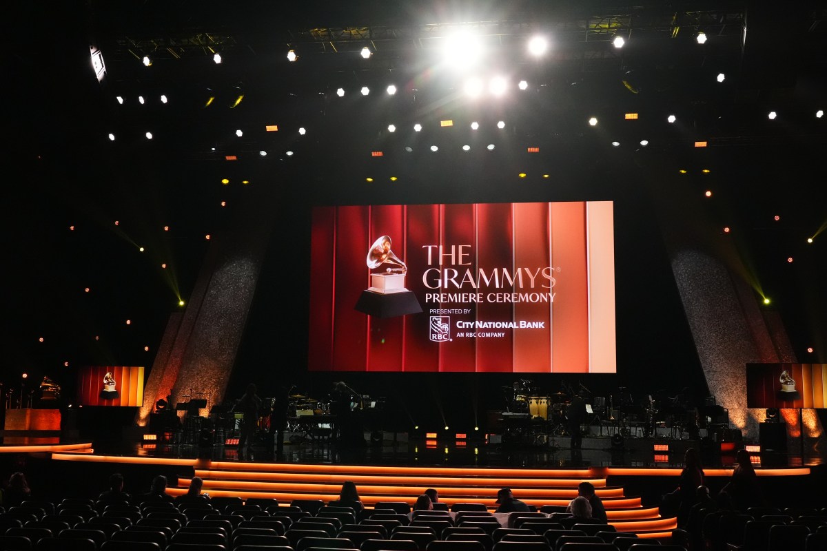Kendrick Lamar con 26 premios Grammy en la ceremonia 2026, celebrando su récord con trofeo en mano junto a Bad Bunny y Lady Gaga