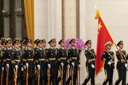 Xi Jinping en un discurso con un general dándole la espalda, simbolizando la tensión en el Ejército Popular de Liberación por la purga militar