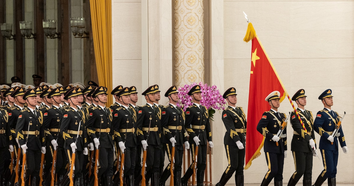Xi Jinping en un discurso con un general dándole la espalda, simbolizando la tensión en el Ejército Popular de Liberación por la purga militar