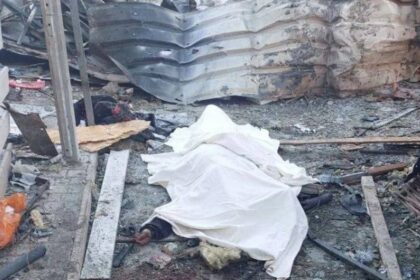 Madre e hijo ucranianos frente a una tumba en Irpin, simbolizando el dolor de 600.000 bajas en el conflicto