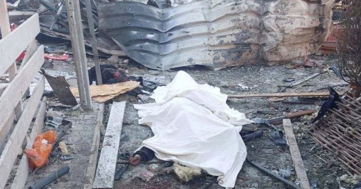 Madre e hijo ucranianos frente a una tumba en Irpin, simbolizando el dolor de 600.000 bajas en el conflicto