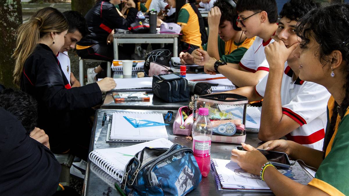 Niño usando tablet con control parental activado para aprender con IA de forma segura en casa y colegio