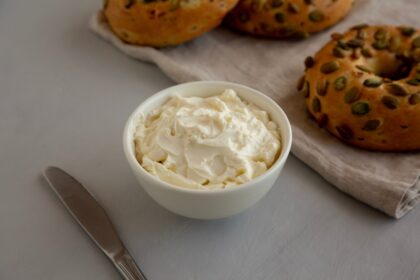 Envase plástico blanco de 2,2 kg de queso crema contaminado con Listeria monocytogenes, retirado en NY por riesgo mortal