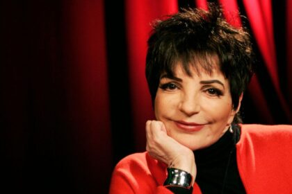 Liza Minnelli en portada de sus memorias 'Kids, Wait Till You Hear This!' revelando su lucha contra adicciones y el legado de Judy Garland