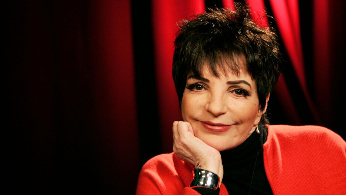 Liza Minnelli en portada de sus memorias 'Kids, Wait Till You Hear This!' revelando su lucha contra adicciones y el legado de Judy Garland