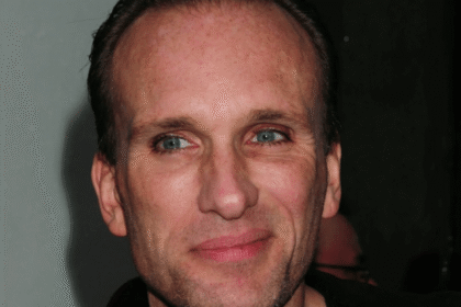 Peter Greene en su icónico papel como Zed en Pulp Fiction, con mirada penetrante y expresión amenazante, momentos antes de su trágico final