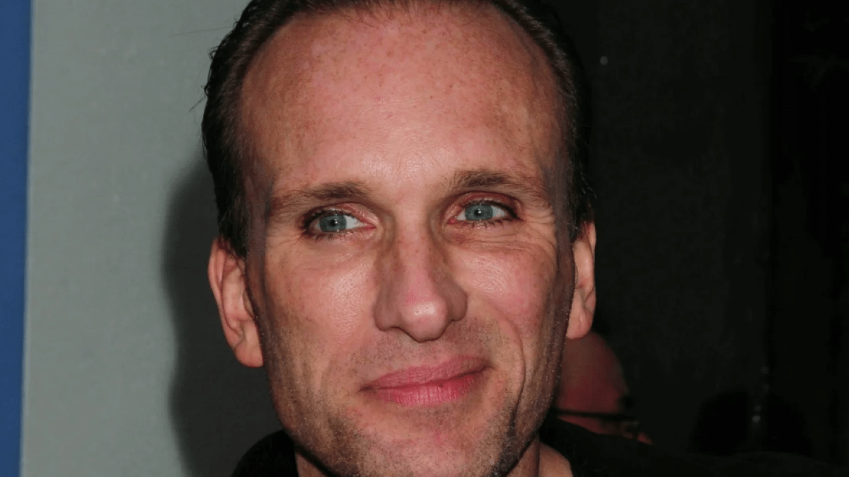 Peter Greene en su icónico papel como Zed en Pulp Fiction, con mirada penetrante y expresión amenazante, momentos antes de su trágico final
