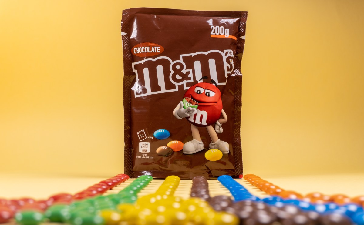 Paquete de M&M’s con etiqueta personalizada 'Make Your Mark' y código de lote M1823200, incluido en el retiro de la FDA por alérgenos no declarados