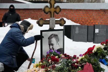 Activistas rusos depositan flores en monumento a víctimas políticas mientras policías detienen a manifestantes en segundo aniversario de la muerte de Navalny