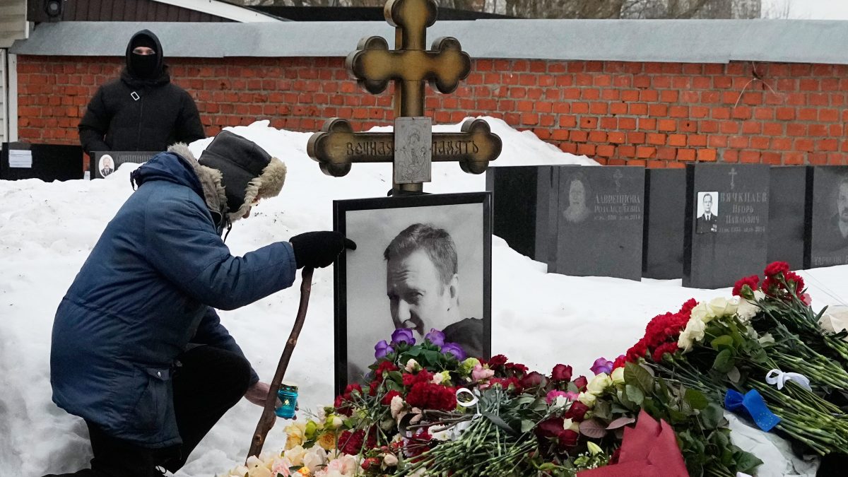 Activistas rusos depositan flores en monumento a víctimas políticas mientras policías detienen a manifestantes en segundo aniversario de la muerte de Navalny