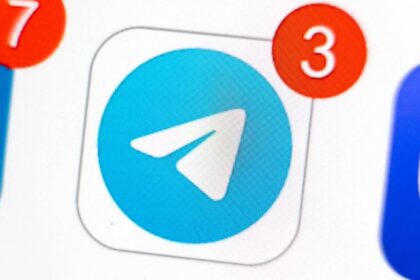 Mapa de Rusia con iconos de candado digital y la app Telegram en gris, simbolizando restricciones técnicas y censura estatal