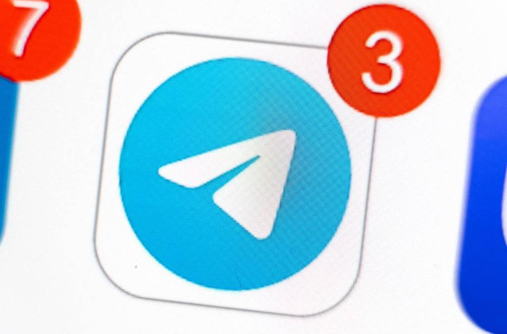 Mapa de Rusia con iconos de candado digital y la app Telegram en gris, simbolizando restricciones técnicas y censura estatal