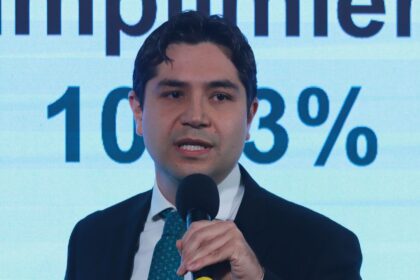 Hacker utilizando inteligencia artificial para extraer 150 GB de datos sensibles de organismos públicos mexicanos en un ciberataque masivo
