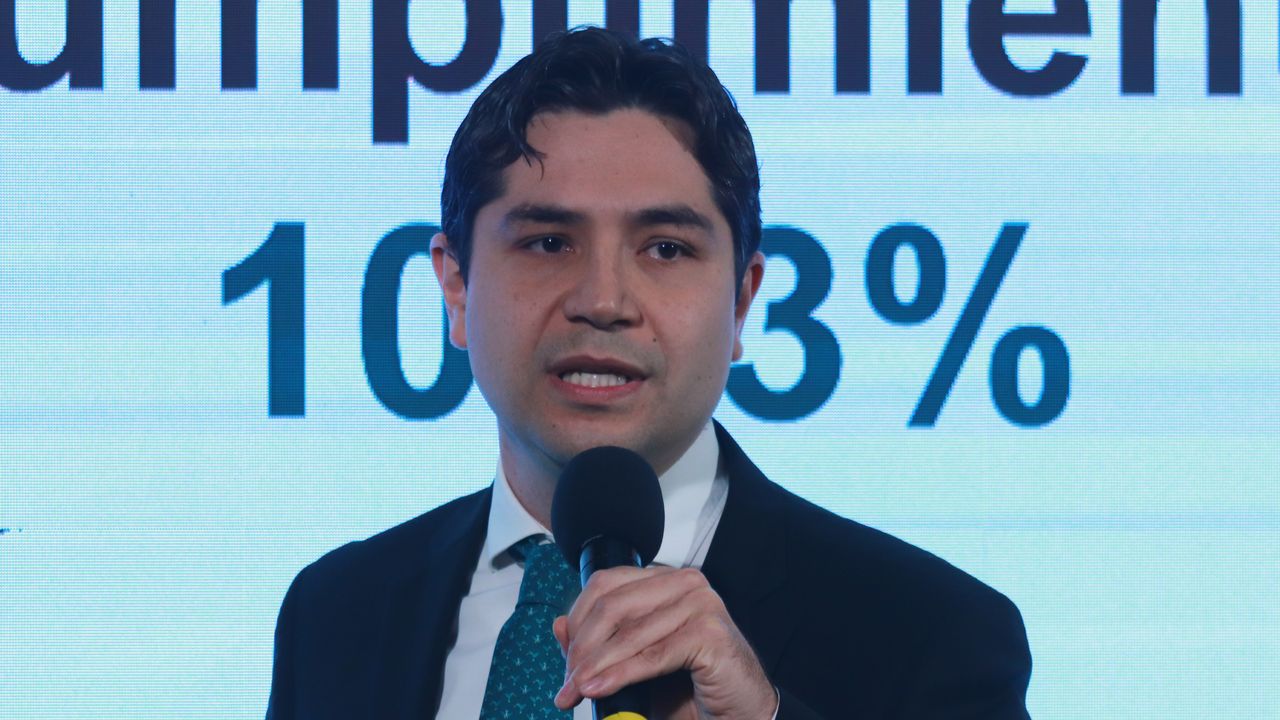 Hacker utilizando inteligencia artificial para extraer 150 GB de datos sensibles de organismos públicos mexicanos en un ciberataque masivo