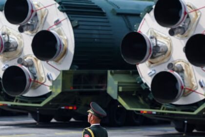 Tres misiles nucleares apuntando en direcciones opuestas, simbolizando la tensión entre EE.UU., Rusia y China en la nueva Guerra Fría 2.0
